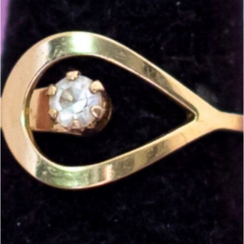 Vintage Avon Gold tone Teardrop Rhinestone Ring - Picture 3 of 5